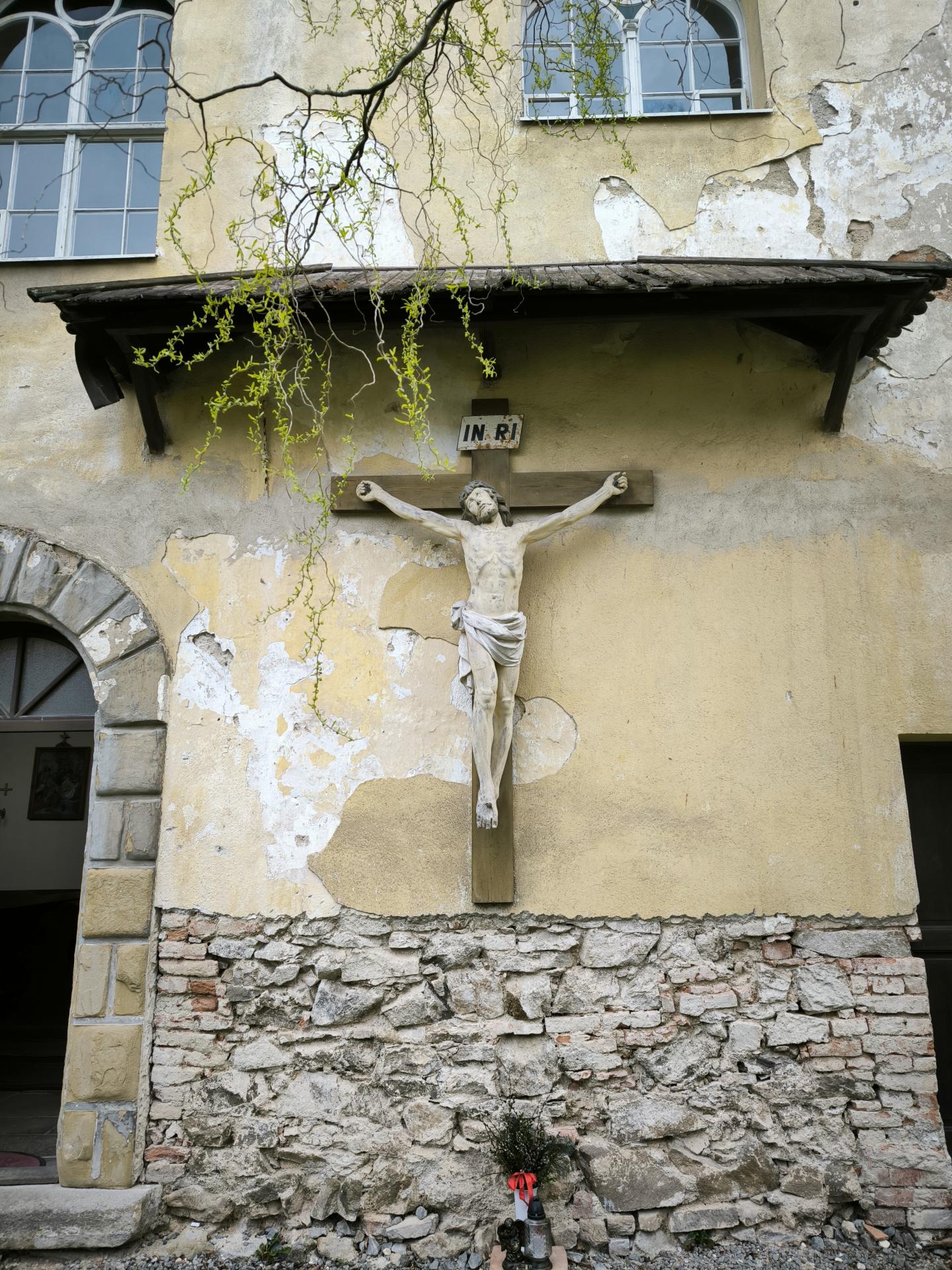 Kostel Zvěstování P. Marie v Račicích - 21. 3. 2025 - Kristus u vstupu do kostela