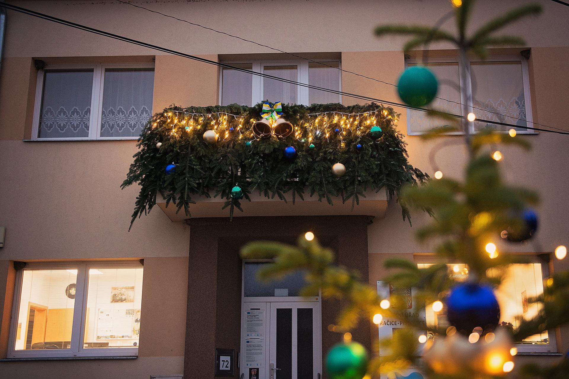 Zvonky na balkoně OÚ s ručně šitou mašlí v barvách obce